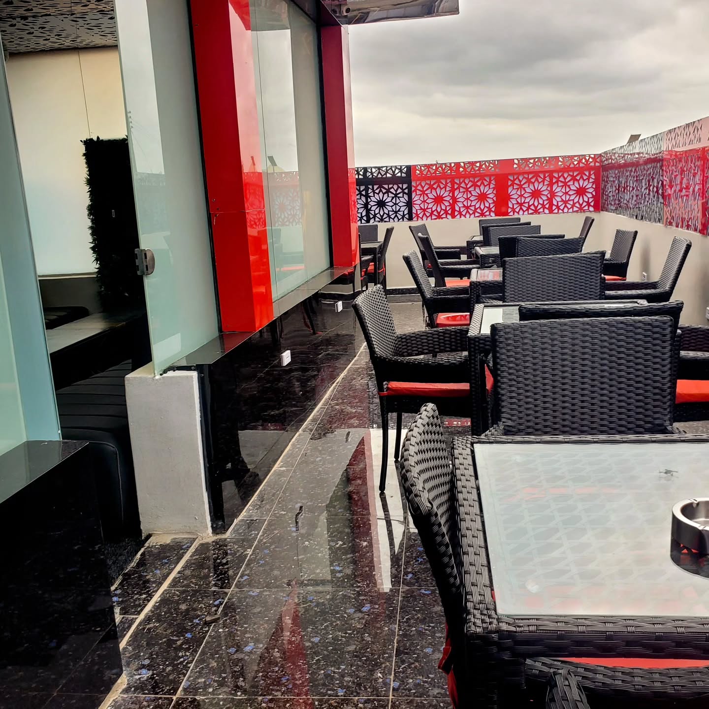 Bar & Lounge